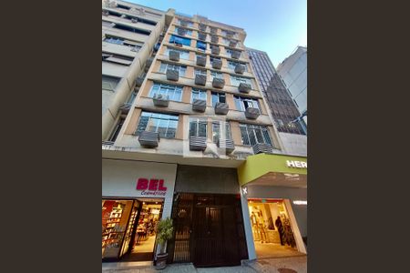 Apartamento para alugar com 75m², 2 quartos e 1 vagaFachada com cartaz QA