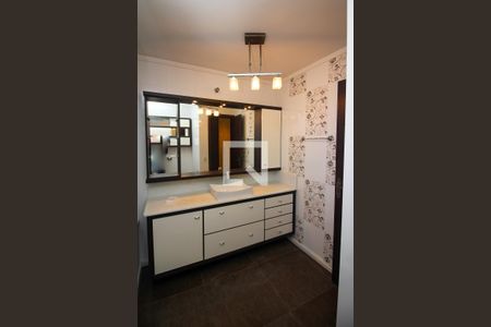 Casa de condomínio à venda com 220m², 3 quartos e 2 vagasBanheiro da Suíte