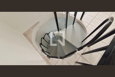 Apartamento para alugar com 177m², 3 quartos e 2 vagas Apartamento para alugar com 177m², 3 quartos e 2 vagasEscada
