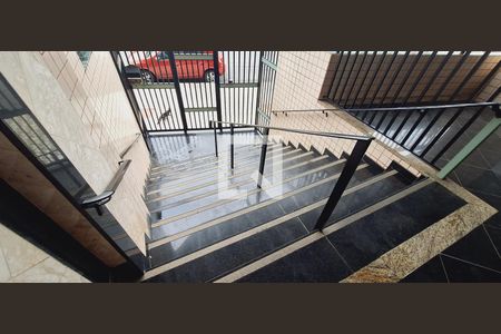Apartamento para alugar com 177m², 3 quartos e 2 vagas Apartamento para alugar com 177m², 3 quartos e 2 vagasEscada