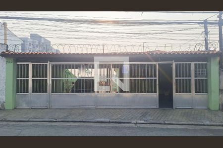 Casa à venda com 200m², 2 quartos e 4 vagas Casa à venda com 200m², 2 quartos e 4 vagasFachada