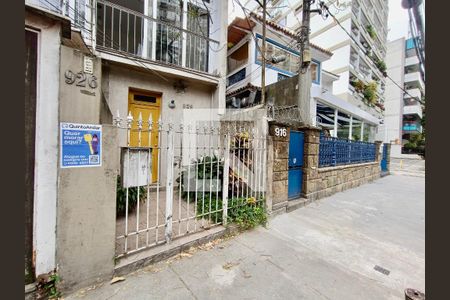 Apartamento à venda com 100m², 2 quartos e sem vaga Apartamento à venda com 100m², 2 quartos e sem vagaFachada com cartaz QA