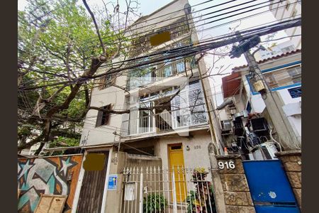 Apartamento à venda com 100m², 2 quartos e sem vaga Apartamento à venda com 100m², 2 quartos e sem vagaFachada com cartaz QA