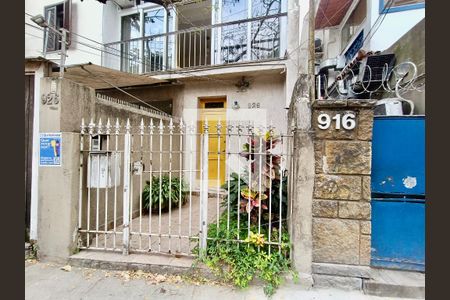 Apartamento à venda com 100m², 2 quartos e sem vaga Apartamento à venda com 100m², 2 quartos e sem vagaFachada com cartaz QA