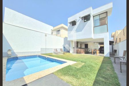 Casa à venda com 186m², 4 quartos e 3 vagas Casa à venda com 186m², 4 quartos e 3 vagasPiscina