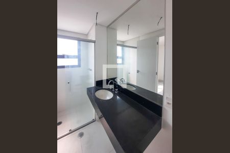 Apartamento à venda com 250m², 4 quartos e 4 vagas Apartamento à venda com 250m², 4 quartos e 4 vagasBanheiro da Suíte 2