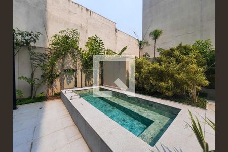 Apartamento à venda com 250m², 4 quartos e 4 vagas Apartamento à venda com 250m², 4 quartos e 4 vagasÁrea comum - Piscina