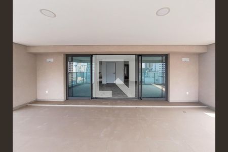 Apartamento à venda com 250m², 4 quartos e 4 vagas Apartamento à venda com 250m², 4 quartos e 4 vagasVaranda
