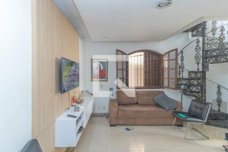 Casa à venda com 180m², 3 quartos e 2 vagas Casa à venda com 180m², 3 quartos e 2 vagasSala