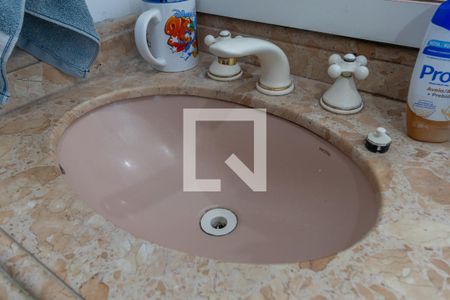 Casa à venda com 240m², 5 quartos e 2 vagasBanheiro - Quarto 1