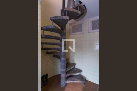 Casa à venda com 298m², 4 quartos e 2 vagasEscada