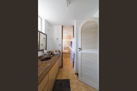 Casa à venda com 298m², 4 quartos e 2 vagasBanheiro