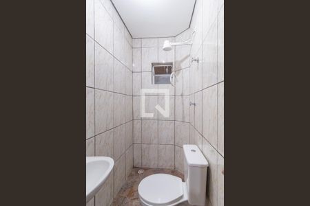 Banheiro de kitnet/studio para alugar com 1 quarto, 17m² em Vila Caldas, Carapicuíba