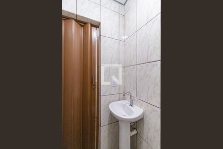 Banheiro de kitnet/studio para alugar com 1 quarto, 17m² em Vila Caldas, Carapicuíba