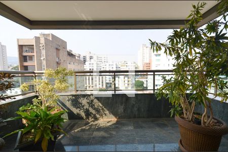 Apartamento para alugar com 144m², 3 quartos e 3 vagas Apartamento para alugar com 144m², 3 quartos e 3 vagasVaranda