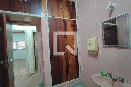Banheiro de casa para alugar com 3 quartos, 290m² em Vila Lemos, Campinas