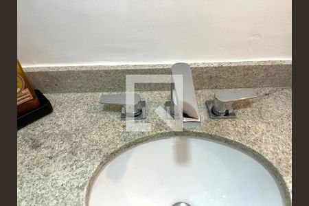 Apartamento à venda com 77m², 2 quartos e 2 vagas Apartamento à venda com 77m², 2 quartos e 2 vagasBanheiro Corredor