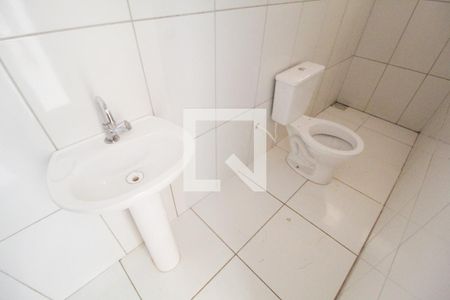 Banheiro do Quarto 1 de casa para alugar com 2 quartos, 55m² em Shopping Park, Uberlândia