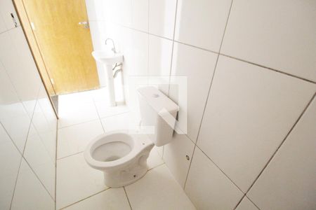 Banheiro do Quarto 1 de casa para alugar com 2 quartos, 55m² em Shopping Park, Uberlândia