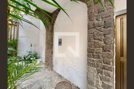 Fachada com cartaz QA de kitnet/studio à venda com 1 quarto, 30m² em Copacabana, Rio de Janeiro
