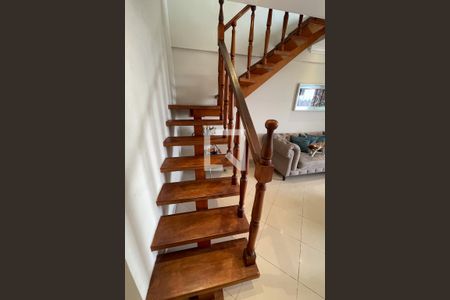 Casa para alugar com 150m², 3 quartos e 3 vagasEscadas