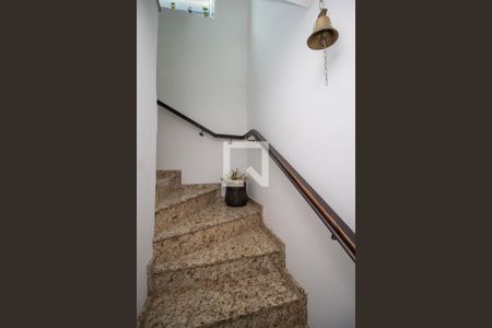 Casa à venda com 108m², 3 quartos e 2 vagas Casa à venda com 108m², 3 quartos e 2 vagasEscada