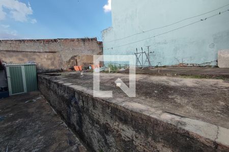 Casa à venda com 280m², 2 quartos e 4 vagas Casa à venda com 280m², 2 quartos e 4 vagasQuintal