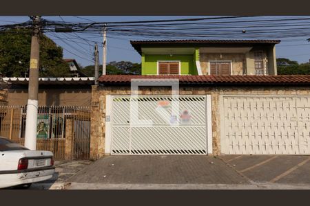 Casa à venda com 143m², 3 quartos e 4 vagas Casa à venda com 143m², 3 quartos e 4 vagasFachada