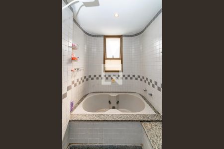 Apartamento à venda com 180m², 4 quartos e 4 vagas Apartamento à venda com 180m², 4 quartos e 4 vagasBanheiro da Suíte 1