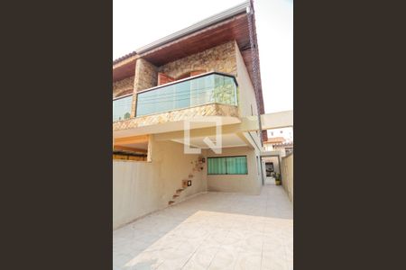 Casa à venda com 157m², 4 quartos e 4 vagas Casa à venda com 157m², 4 quartos e 4 vagasÁrea externa