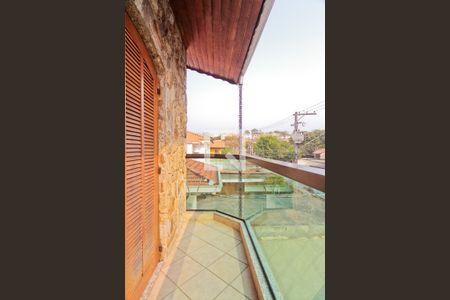 Casa à venda com 157m², 4 quartos e 4 vagas Casa à venda com 157m², 4 quartos e 4 vagasVaranda