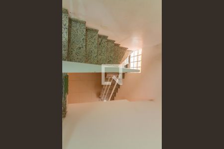 Casa à venda com 240m², 4 quartos e 4 vagas Casa à venda com 240m², 4 quartos e 4 vagasEscada