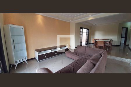 Sala de TV de casa para alugar com 4 quartos, 360m² em City Bussocaba, Osasco