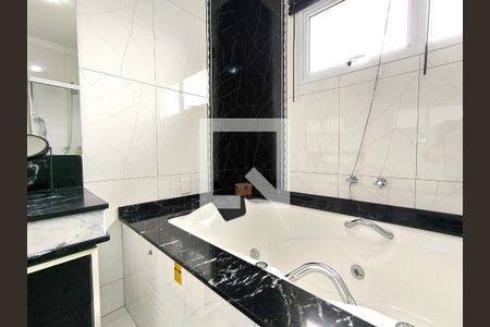 Casa de condomínio à venda com 452m², 3 quartos e 4 vagas Casa de condomínio à venda com 452m², 3 quartos e 4 vagasBanheiro