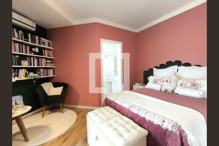 Casa de condomínio à venda com 452m², 3 quartos e 4 vagas Casa de condomínio à venda com 452m², 3 quartos e 4 vagasSuíte