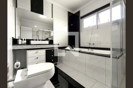 Casa de condomínio à venda com 452m², 3 quartos e 4 vagas Casa de condomínio à venda com 452m², 3 quartos e 4 vagasBanheiro