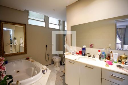 Apartamento à venda com 190m², 2 quartos e 2 vagasBanheiro da Suíte