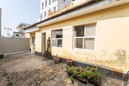 Casa à venda com 360m², 4 quartos e 2 vagas Casa à venda com 360m², 4 quartos e 2 vagasCasa dos Fundos
