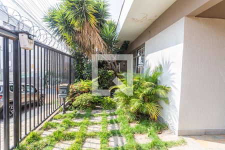 Casa à venda com 360m², 4 quartos e 2 vagas Casa à venda com 360m², 4 quartos e 2 vagasJardim/Garagem/Entrada