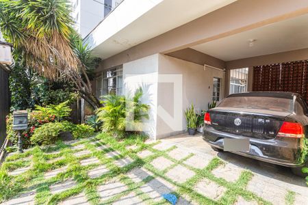 Casa à venda com 360m², 4 quartos e 2 vagas Casa à venda com 360m², 4 quartos e 2 vagasJardim/Garagem/Entrada