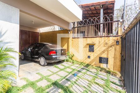 Casa à venda com 360m², 4 quartos e 2 vagas Casa à venda com 360m², 4 quartos e 2 vagasJardim/Garagem/Entrada