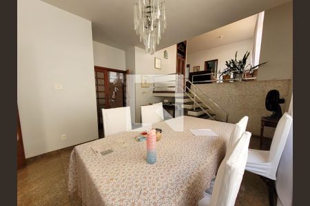 Casa à venda com 256m², 3 quartos e 2 vagasSala