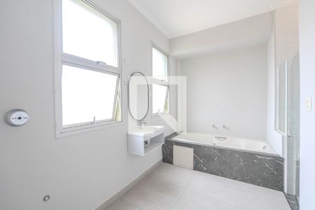 Apartamento à venda com 328m², 4 quartos e sem vagaBanheiro da Suíte 1