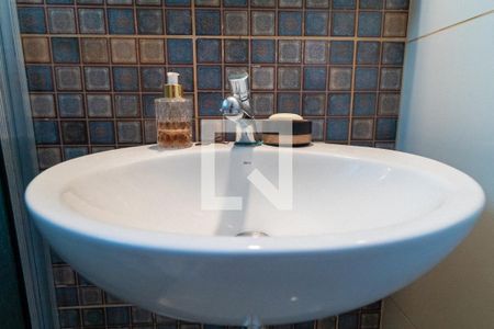 Casa à venda com 304m², 5 quartos e 4 vagasBanheiro da Suite dos Fundos Detalhe