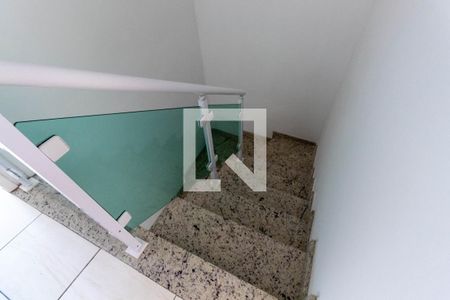 Casa à venda com 102m², 3 quartos e 2 vagas Casa à venda com 102m², 3 quartos e 2 vagasEscada