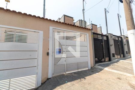 Casa à venda com 102m², 3 quartos e 2 vagas Casa à venda com 102m², 3 quartos e 2 vagasFachada
