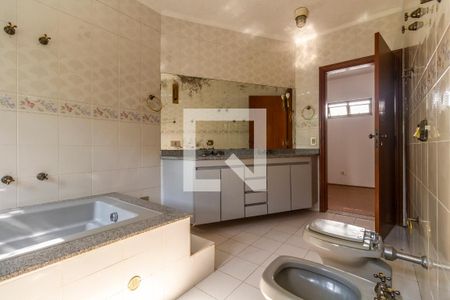 Casa à venda com 900m², 6 quartos e 8 vagasBanheiro da Suíte 4