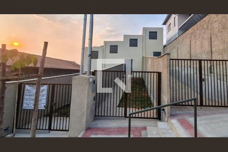Casa à venda com 70m², 2 quartos e 2 vagasFachada