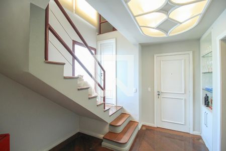 Apartamento à venda com 220m², 4 quartos e 4 vagas Apartamento à venda com 220m², 4 quartos e 4 vagasEscada