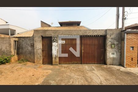 Casa à venda com 230m², 3 quartos e 4 vagas Casa à venda com 230m², 3 quartos e 4 vagasFachada